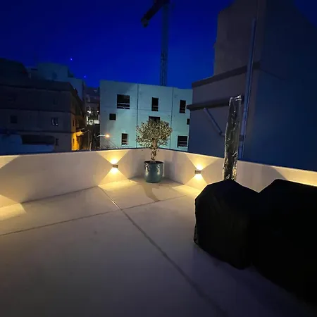 Dar Barbara Duplex 2 Double Bedrooms,2 Sofa Beds Large House With Terrace Roof Views Of Valletta Vakantiehuis